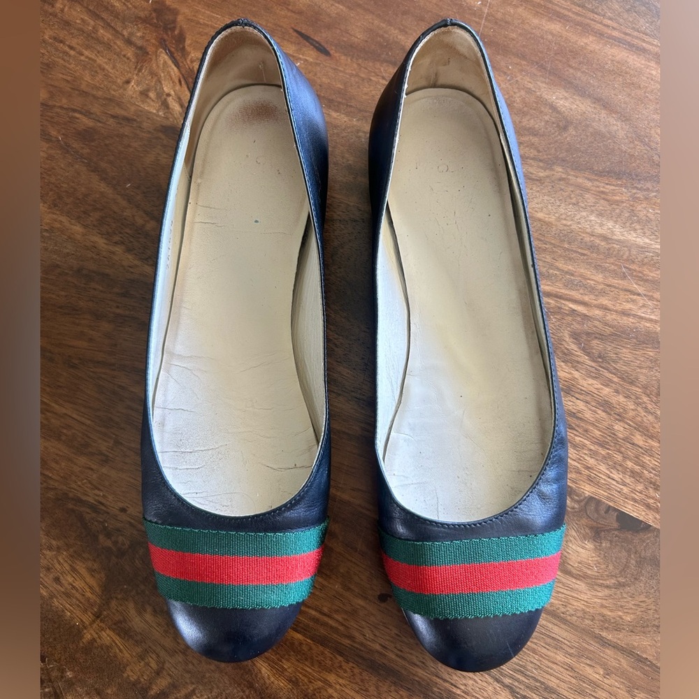 Gucci Black Leather Ballet Flats with Green and Red Stripe